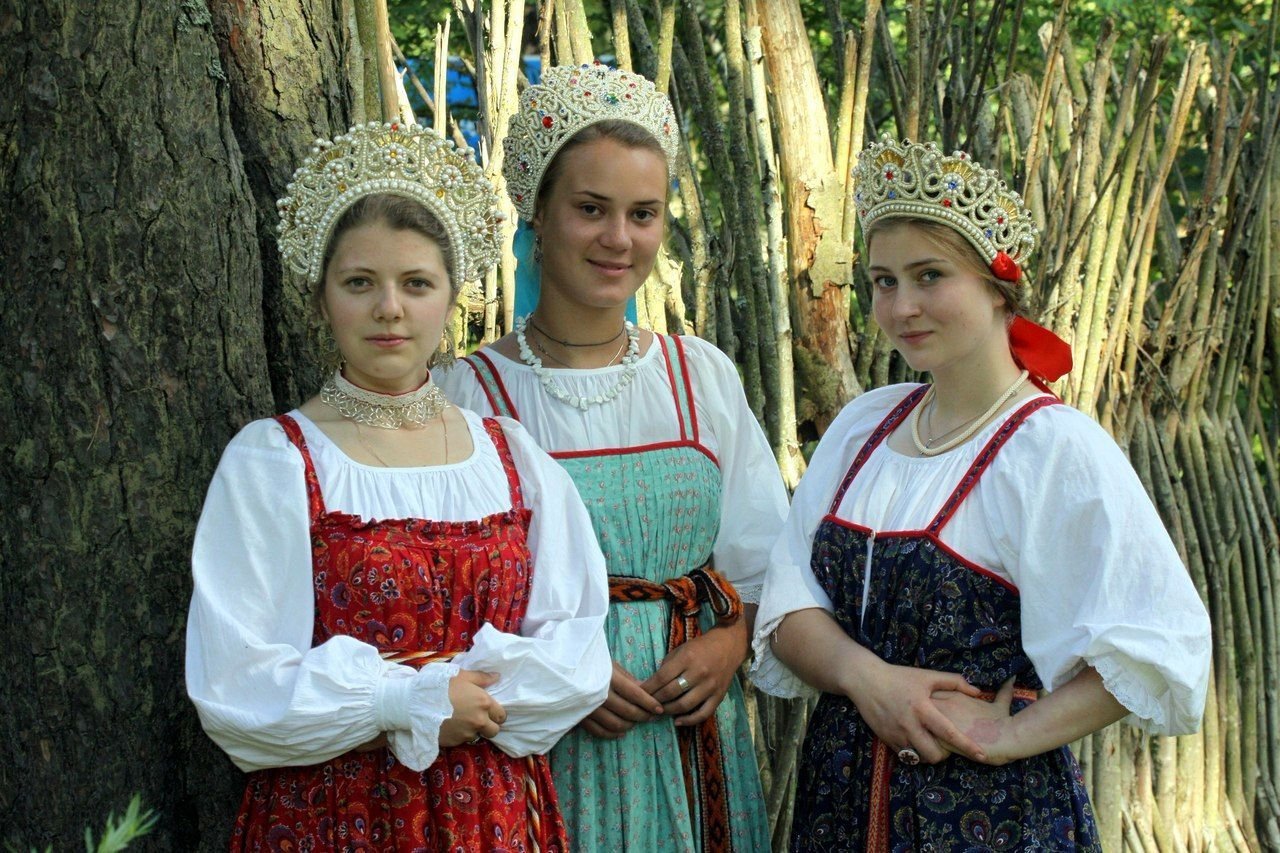 Sexy model Girls in Slavic costumes in Sao Bernardo do Campo